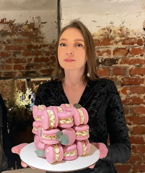 Кондитерка TiverCake з тортом із рожевих макаронс